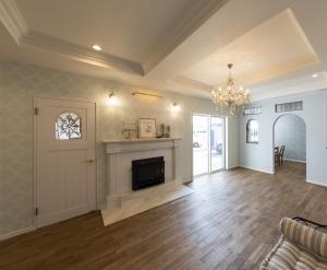 マントルピース&ステンドグラスのドア