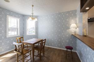 モールのある小窓