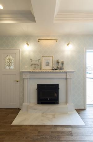 マントルピースのあるリビングルーム