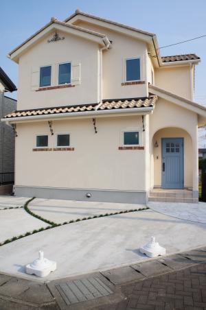 優しい色の外観