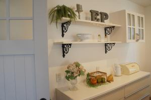 ブルーの製作のドアとカップボード