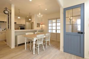 ブルーのドアオークの床