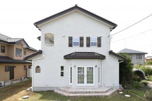 白い塗壁の外壁にフレンチドア