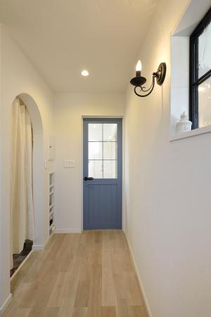 ブルーのリビングの製作のドア