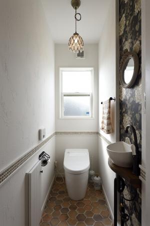 輸入壁紙とタイルのトイレ