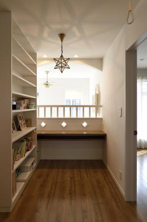 吹抜に面した書棚