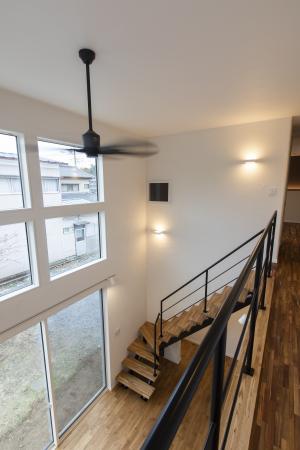 大きな吹抜と階段