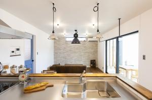 白いレンガタイルの壁