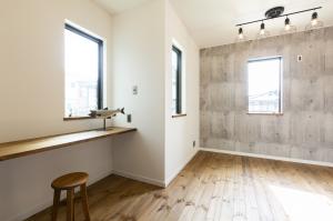 学習カウンターのある子供室