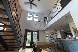 レンガの壁面とアイアンの階段