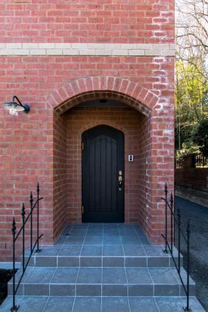 重厚なアールの輸入ドア