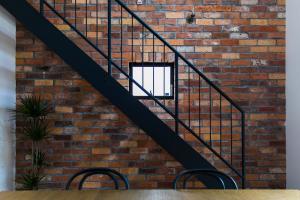レンガの壁面と鉄骨階段