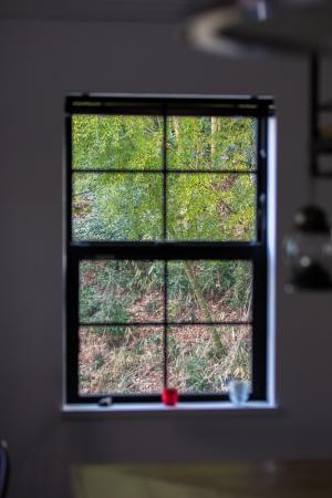 ブラックの上げ下げ窓