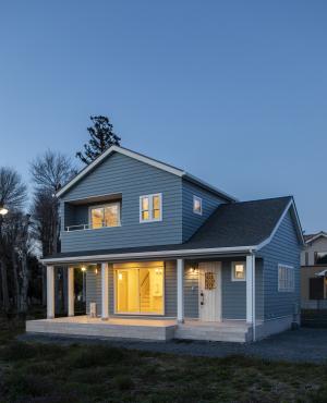 ブルーのラップサイディングのお家