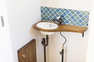 トイレ手洗いと収納ニッチ