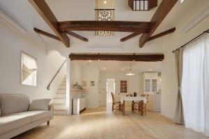 古木の梁のある大きな吹抜