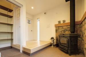 薪ストーブとシューズクローク