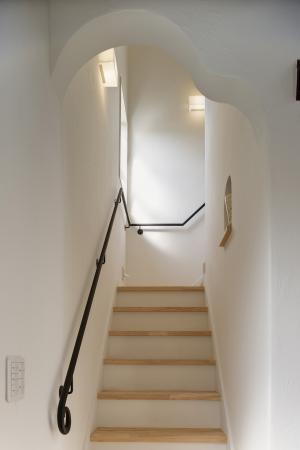 アールの下がり壁の可愛い階段