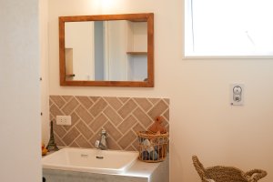 ヘリンボーンに貼った洗面タイル