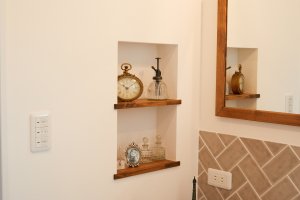 洗面台脇のニッチ収納