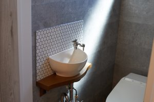 タイルを施したトイレ手洗