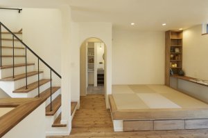 カウンターと書棚のある小上がり