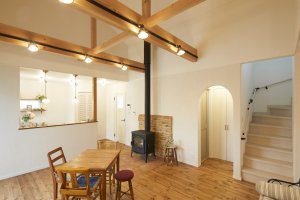 薪ストーブとレンガの壁