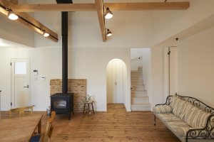 薪ストーブとレンガの壁