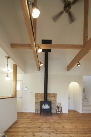 薪ストーブとレンガの壁