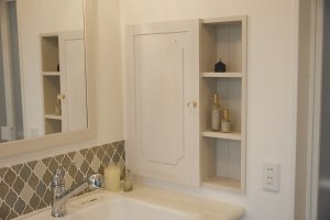 洗面台の扉有のニッチ