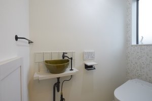 トイレ手洗いとニッチ収納