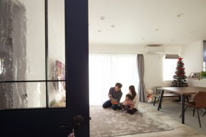 アイアンの格子のリビングドア