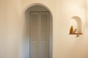 玄関収納の鎧戸とニッチ